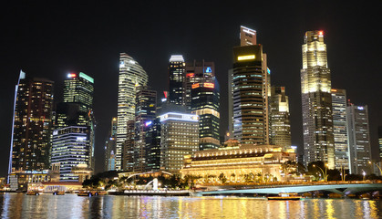 Fototapeta na wymiar SINGAPORE, NOVEMBER 22 2016 : Singapore skyline and view of the