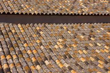 Hausdach mit alten Dachschindeln