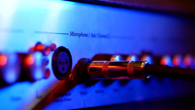 Man connects the jack to the amp