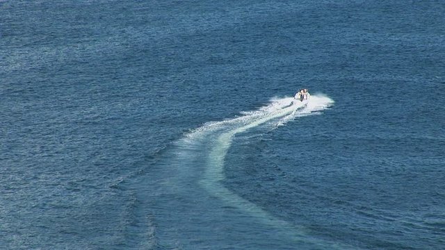 Motoscafo con scia bianca nel mare