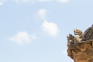 Fototapeta premium Texture of carved Naga decorated at the corner of roof entrance to main hall in Wat Pra Tat Lampang Luang, Lampang, Thailand