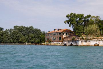 Fototapeta premium Italian school located next to the Sea