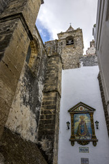Bildnis eines Schutzheiligen an der Fassade einer alten Kirche