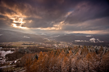 Fototapeta na wymiar Śnieżny zimowy dzień w górskim mieście Muszyna. Snowy mountain in Muszyna - Poland. 