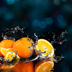 Fototapeta na wymiar Orange fruits and Splashing water