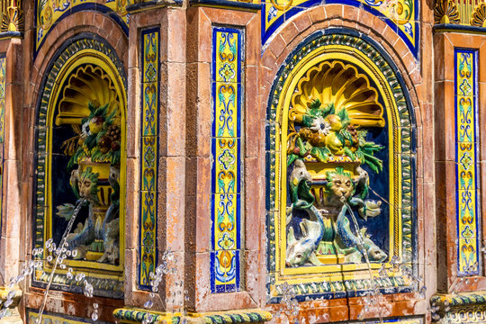 Farbenfrohe Keramikkunst in einem spanischen Springbrunnen
