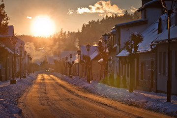 Słoneczny zimowy dzień w górskim mieście Muszyna. Sunny winter day in the mountain in Muszyna -...