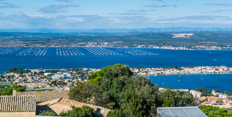 Sète et l'étang de Thau.