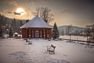 Słoneczny zimowy dzień w górskim mieście Muszyna. Sunny winter day in the mountain in Muszyna -...