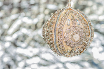 Красивая елочная игрушка.