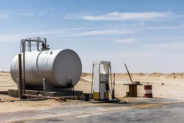Gordijnen Old Gas Station Desert Rub al Khali Oman Dhofar Region © CL-Medien