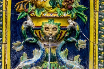 Keramikkunst in einem andalusischen Springbrunnen