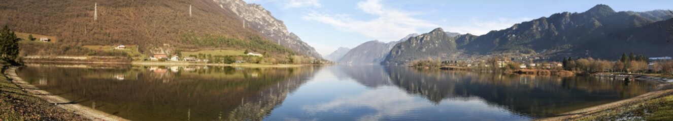 Fototapeta na wymiar The Lake of Idro in the Valley Sabbia seen from Crone country -
