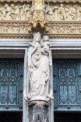 Fototapeta na wymiar The virgin Mary carrying a baby Jesus statue