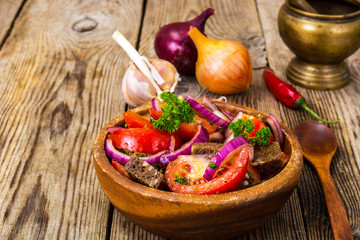 Simple salad with bread, tomato, red onion, vegetable oil