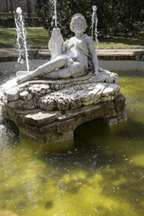 Fototapeta na wymiar Romance, Fountains and gardens of the palace of Aranjuez in Madr