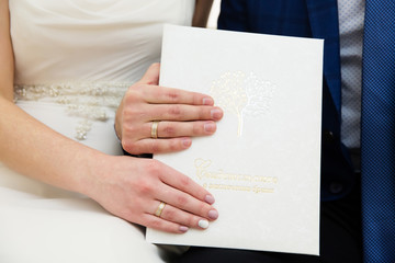 Obraz premium Hands with wedding rings on 