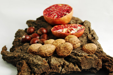 Bodegón de productos de otoño sobre tronco de madera
