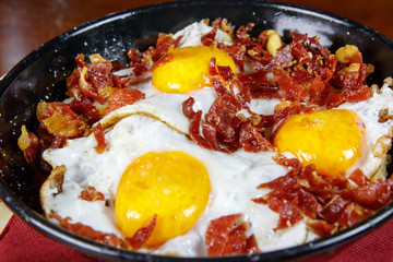 Revuelto de huevos con jamón