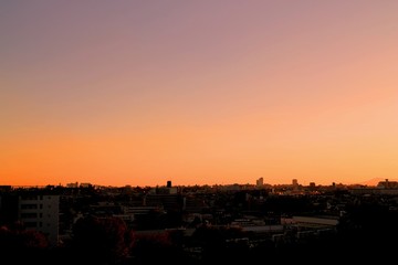 優しい色合いに染まる街並み