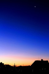 夜明けの空と月