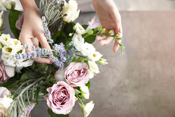 Obraz premium Żeńska kwiaciarnia robi pięknemu bukietowi przy kwiatu sklepem