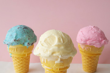 三色のアイスクリーム