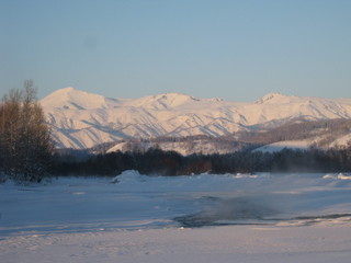 Алтайские горы, покрытые снегом.