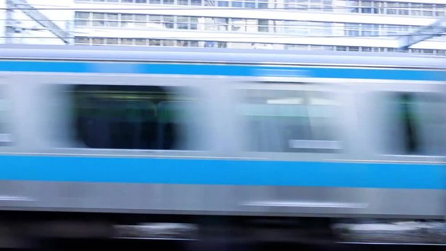 走行中の通勤電車の車窓から見た東京の街並み