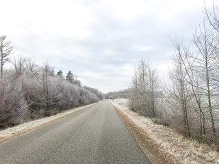 Obraz na płótnie Canvas frosted road on winter