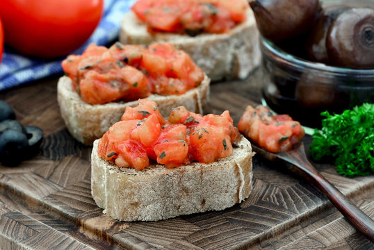 Bruschetta al Pomodoro auf Holz, Rustikal angerichtet, Food Styling, Nahaufnahme