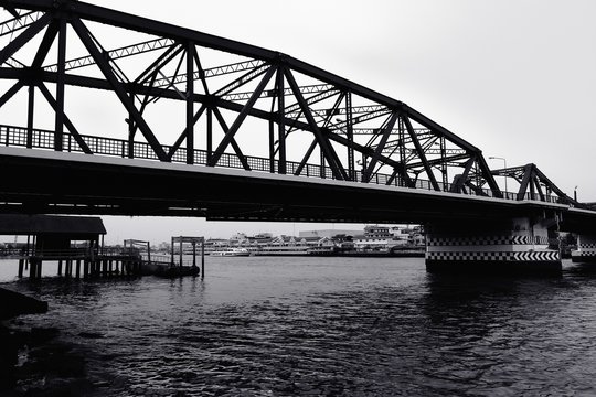 Fototapeta Black and white bridge across a Chao Phraya river   