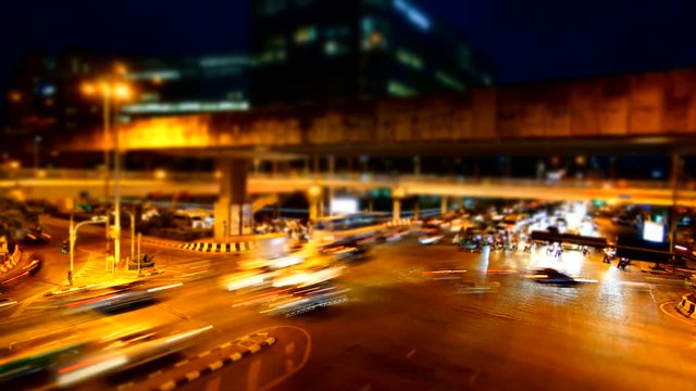 Time lapse - Traffic light in Bangkok street - Zoom effect