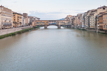 Obraz premium Arno River with Ponte Vecchio in twilight