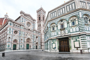 Fototapeta na wymiar Baptistery and Florence Cathedral n morning