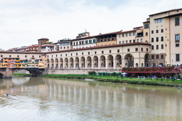 Fototapeta na wymiar vasari corridor and ponte vecchio from Arno river