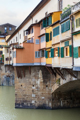 Fototapeta na wymiar houses and Vasari corridor on ponte vecchio