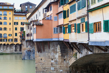 Fototapeta na wymiar houses on ponte vecchio in Florence city in autumn