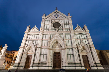 Fototapeta na wymiar facade of Basilica di Santa Croce in night
