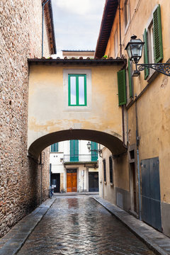 Fototapeta arch on old street in Florence city in autumn