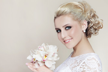 Obraz na płótnie Canvas Young beautiful happy smiling bride with stylish make-up and hairdo