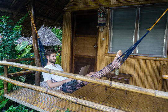 Nomade digital dans un hamac