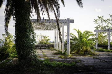 освещенная закатным солнцем заброшенная площадка