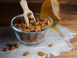 миндаль в стеклянной миске и миндальное масло