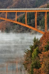 宮ヶ瀬湖の川霧と虹の大橋