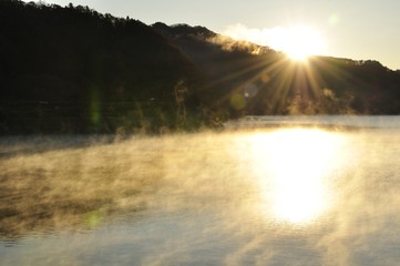 朝陽に輝く川霧