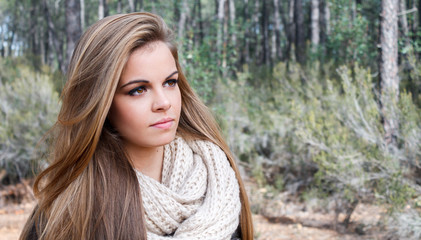 Modelo femenina en paisaje oto&ntilde;al