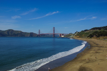 Golden Gate Bridge in San Francisco mit Strand