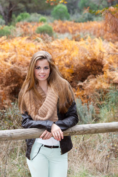 modelo femenina con paisaje oto&ntilde;a