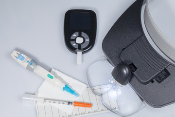 Diabetes, Glukosemessgerät, Stechhilfe, Spritze und Lupe auf weißem Untergrund